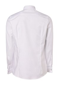 Camicia bianca a maniche lunghe con colletto rialzato, texture liscia, pieghe posteriori e polsini abbottonati. Design su misura con orlo dritto.