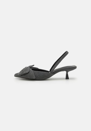 Szary but na obcasie typu slingback z zaostrzonym noskiem i ozdobną kokardą. Posiada mały, czarny obcas typu kitten oraz teksturowaną powierzchnię.