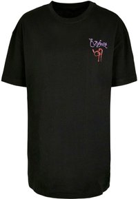 Camiseta de algodón negra con mangas cortas, cuello redondo y un pequeño logotipo gráfico de colores que dice "The Ozzfest '97" en el lado izquierdo del pecho.