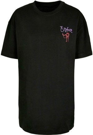 Čierne bavlnené tričko s krátkymi rukávmi, s okrúhlym výstrihom a malým farebným grafickým logom s nápisom "The Ozzfest '97" na ľavom prsníku.