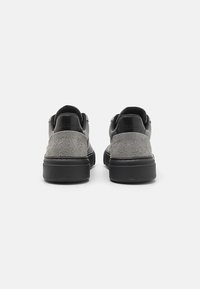 Steve Madden BRENT - Baskets basses - black/grey/multi-coloured