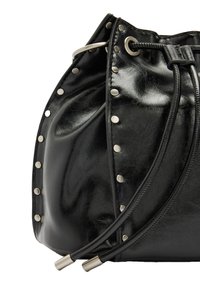 Czarna skórzana torba typu bucket z metalowymi srebrnymi ćwiekami wzdłuż szwu, regulowanym zamknięciem na sznurek oraz gładką, błyszczącą fakturą.