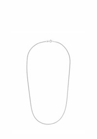 Collana in argento con motivo curb fine e strettamente intrecciato, con chiusura a molla rotonda su sfondo bianco.