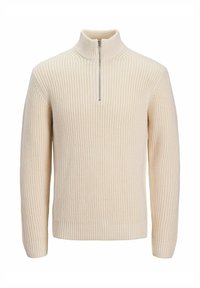 Pull en maille beige avec un col haut et un design à demi-zip. Il présente des poignets et un ourlet côtelés, mettant en valeur un motif texturé sur l'ensemble.