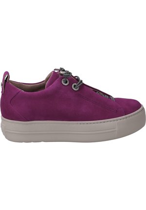 Niski sneaker z fioletowego zamszu z grubą beżową podeszwą, czarno-białymi okrągłymi sznurówkami i metalowymi oczkami na białym tle.