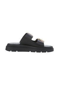 Sorte slip-on sandal med doble utskjærte stropper og gullakcenter. Tyk, teksturert såle med en litt hevet hæl for ekstra støtte.