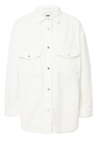 Biała kurtka koszulowa z korduroyu z przodem na guzik, dwoma kieszeniami na piersi i srebrnymi akcentami. Posiada standardowy kołnierz i postrzępiony dół.