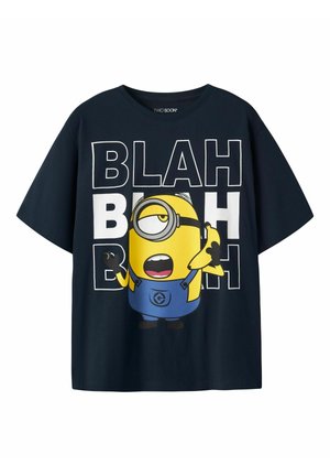 Czarna koszulka z Minionkiem trzymającym banana i tekstem "BLAH BLAH BLAH" dużymi białymi literami za nim.