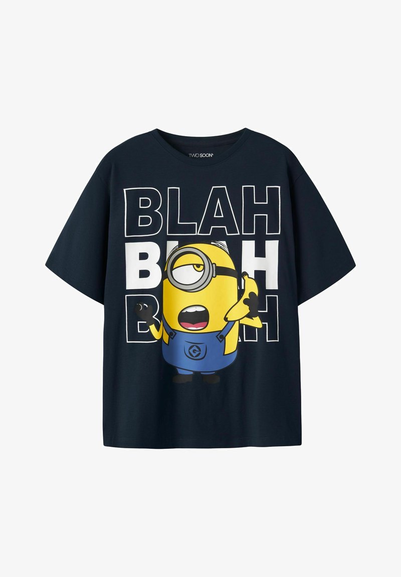 Μαύρο μπλουζάκι με έναν Minion που κρατάει μια μπανάνα και το κείμενο "BLAH BLAH BLAH" σε μεγάλα λευκά γράμματα από πίσω.