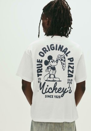 Hvid bomulds t-shirt med et grafisk print af Mickey Mouse, der holder en skive pizza, med blå tekst der siger "True Original Pizza" og "Mickey's."