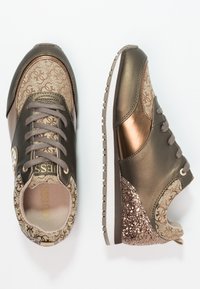 Bronzene Sneaker mit gemustertem Stoff und metallischen Akzenten, ausgestattet mit einem glitzernden Absatz und flachen Gummisohlen. Schnürdesign mit Logodetail.