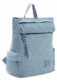 Denimryggsäck i ljusblått med vikbar klaff, dragkedjeöppning på toppen, sidofickor och metallbeslag. Har detalj med "SFY"-logotyp.