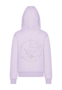 Világos lila kapucnis pulóver húzózsinórral. A hátán egy nagy szürke nyomat látható, amely egy íjjal rendelkező kisangyalt ábrázol, és szöveg található kör alakú formában.