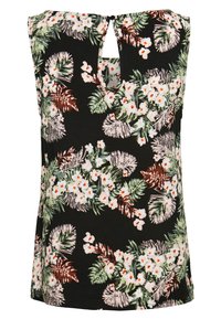 Top sans manches fleuri en noir, avec un dos en forme de goutte d'eau, orné de fleurs blanches et rouges vives, et de feuilles vertes sur un tissu doux.