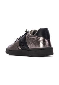 Zapatilla metálica gris con acentos negros, parte superior de cuero texturizado, suelas negras planas y detalles de costura en contraste.