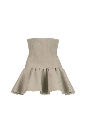 Beige strapless minikjole med tekstureret overdel og flæseformet nederdel, vist mod en hvid baggrund.