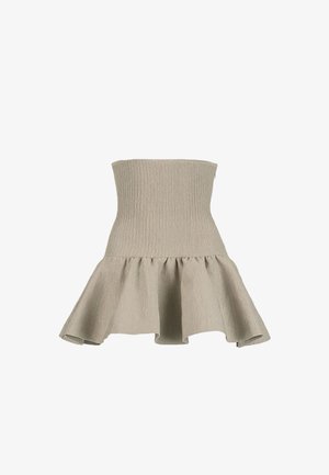 Bež mini haljina bez naramenica s teksturiranim gornjim dijelom i širokim volanom na rubu, prikazana na bijeloj pozadini.