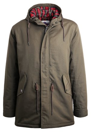 Veste vert olive avec une doublure écossaise rouge, capuche ajustable, poches avant et cordons de serrage marron. Présente une fermeture éclair et des boutons-pression.