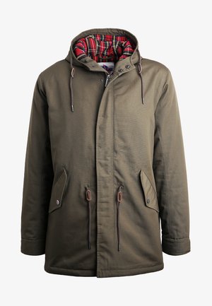 Veste vert olive avec une doublure écossaise rouge, capuche ajustable, poches avant et cordons de serrage marron. Présente une fermeture éclair et des boutons-pression.