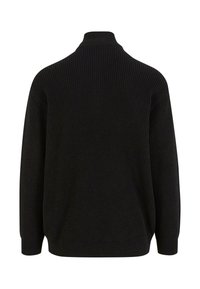 Pull noir à côtes avec un col montant, doté de manches longues et d'une coupe ample. La texture semble douce et confortable, idéale pour les superpositions.