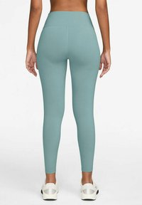 Leggings verde menta a vita alta realizzati in tessuto elasticizzato e morbido, con un design aderente e senza motivi o ferramenta visibili.