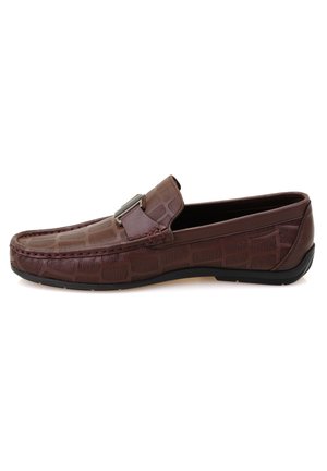 Mocassin en cuir marron avec motif reptilien texturé, bande décorative et semelle en caoutchouc noir. Présente des coutures contrastantes le long du bord.