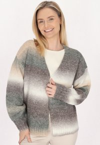 Maglione lavorato a maglia con righe sfumate in verde, grigio e crema. Presenta un collo a V e una chiusura aperta, con maniche lunghe e morbide.