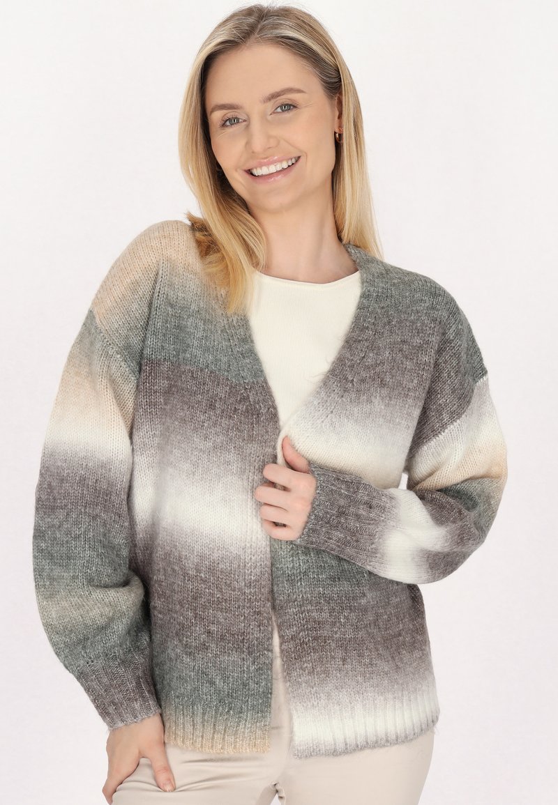 Maglione lavorato a maglia con righe sfumate in verde, grigio e crema. Presenta un collo a V e una chiusura aperta, con maniche lunghe e morbide.