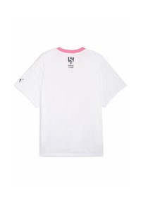 Camiseta blanca con cuello rosa, que presenta un logo en navy en la parte posterior y un pequeño logo de Puma en navy en la manga izquierda. Mangas cortas.