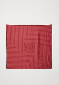 Foulard di seta rossa con un motivo testurizzato caratterizzato da linee diagonali e un motivo quadrato di rose al centro. Finitura liscia e lucida.