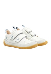 Scarpe in pelle bianca con una tomaia in suede grigia, doppi cinturini in Velcro, dettagli azzurri e suola in gomma color caramello. Logo circolare del marchio sul lato.