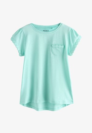 Hellblaues T-Shirt mit kurzen Ärmeln, floralem Besatz an Ärmeln und Tasche, Rundhalsausschnitt und leicht geschwungenem Saum.