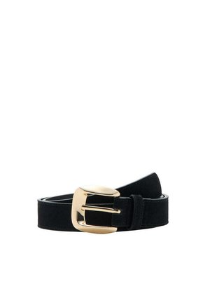 Ceinture en daim noir avec une boucle métallique dorée brillante, roulée sur fond blanc.