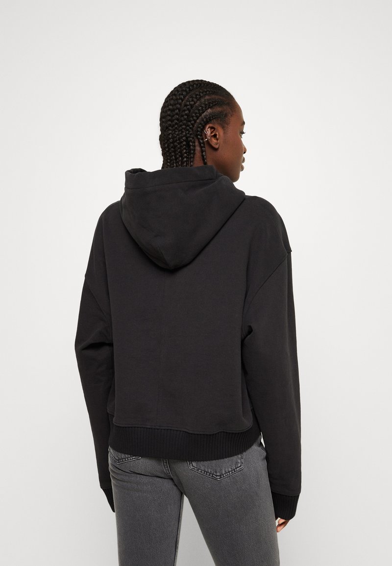 Calvin Klein Jeans BADGE WIDE SLEEVES CROP HOODIE - Mikina s kapucí - ck black