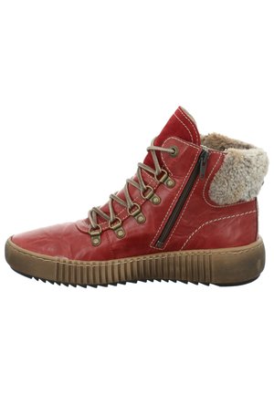 Baskets montantes en cuir rouge avec semelle en caoutchouc marron, doublure en fausse fourrure, zip latéral et lacets ronds. Finition texturée avec des coutures contrastées.
