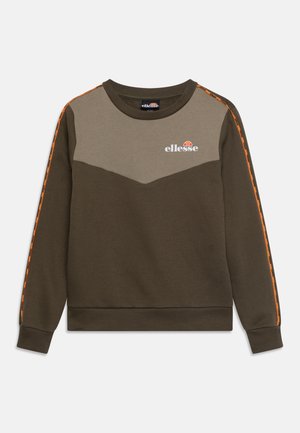 Sweat-shirt à col rond marron et olive avec des bandes logo orange sur les manches et un logo "ellesse" blanc sur la poitrine.