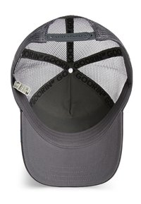 Gorra trucker gris con una parte delantera estructurada, parte trasera de malla, visera curvada y cierre regulable a presión negro. En el interior presenta cinta con logo.