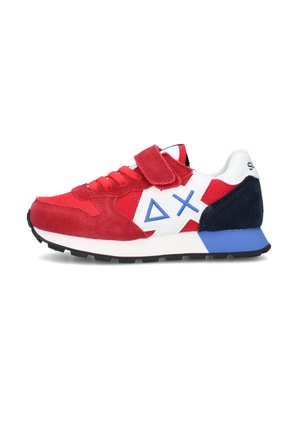 Scarpa da ginnastica rossa, bianca e blu con cinturino in velcro, suola nera e simboli geometrici blu sulla pannello laterale bianco.