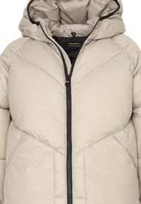 Giacca a vento beige con cappuccio, caratterizzata da un motivo a rombi diagonali, cerniera nera e tessuto strutturato. Design con isolamento leggero.