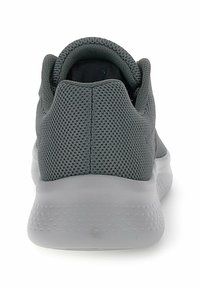 Sive tenisice za sport s mrežastim gornjim dijelom s teksturiranim uzorkom, zaobljenim petom i debelim, jastučićem bijelim potplatom.