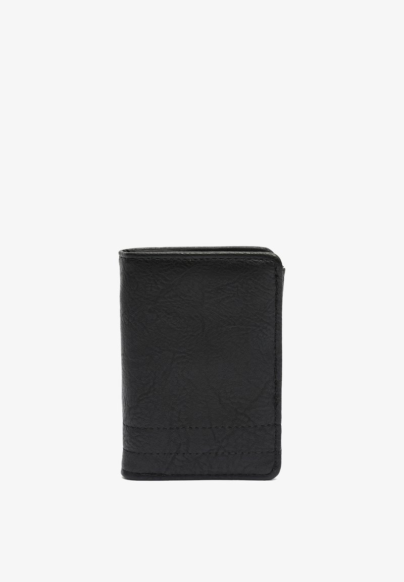 Portafoglio bifold in pelle nera testurizzata con cuciture visibili su sfondo bianco.