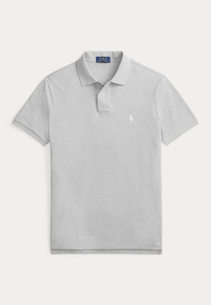 Polo gris clair à manches courtes, patte de boutonnage à deux boutons, et petit logo blanc brodé sur la poitrine gauche.