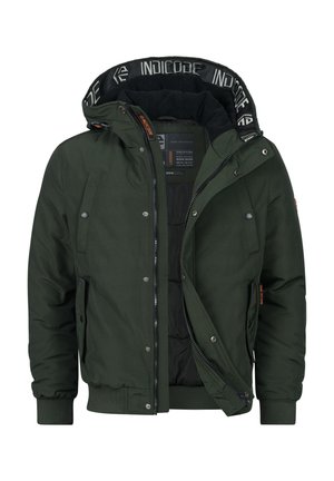 Chaqueta aislante de color verde oscuro con cierre de cremallera y botones a presión, capucha forrada de forro polar y puños acanalados. Presenta un logo en el interior de la capucha.