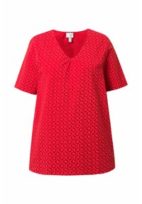 Túnica roja con mangas cortas, escote en V y un sutil patrón geométrico. Hecha de una tela texturizada, con un detalle fruncido en el escote.