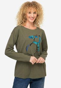 Oliwkowa koszulka z długim rękawem z miękkiego materiału z niebiesko-czarną ilustracją psa z przodu, okrągłym dekoltem i luźnym krojem.