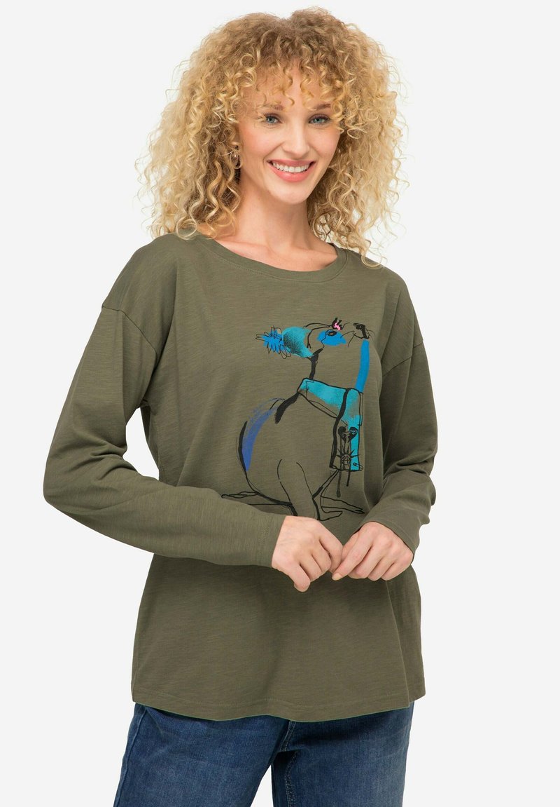 Oliwkowa koszulka z długim rękawem z miękkiego materiału z niebiesko-czarną ilustracją psa z przodu, okrągłym dekoltem i luźnym krojem.