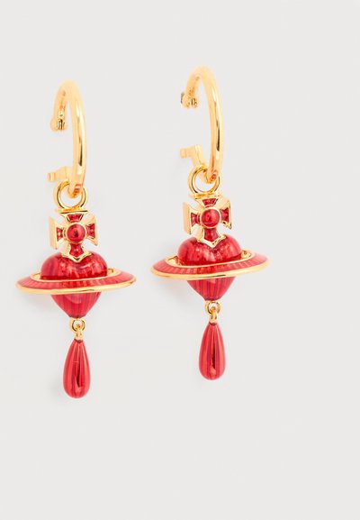 Σκουλαρίκια κρίκοι από χρυσό με κόκκινους μοντέλους σε σχήμα οβάλ, με σχέδιο δακτυλίου και σταυρού, που καταλήγουν σε κόκκινη γοητεία σε σχήμα σταγόνας.