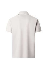 Polo de manga corta en tejido gris claro, con cuello clásico y textura suave, con costuras mínimas para un aspecto limpio.