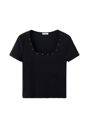 Zwart crop top met korte mouwen en een brede vierkante halslijn met zilveren oogjes langs de rand.
