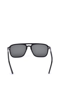 Lunettes de soleil rectangulaires noires avec des montures épaisses et des verres teintés foncés présentées sur fond blanc.